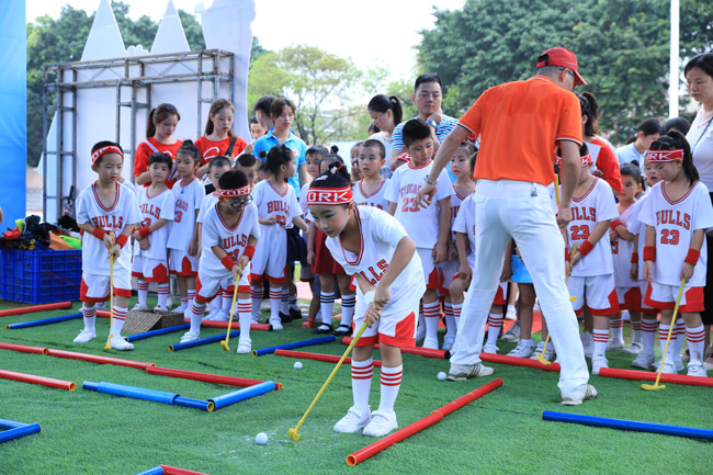香市幼儿园学生练习高尔夫球.jpg