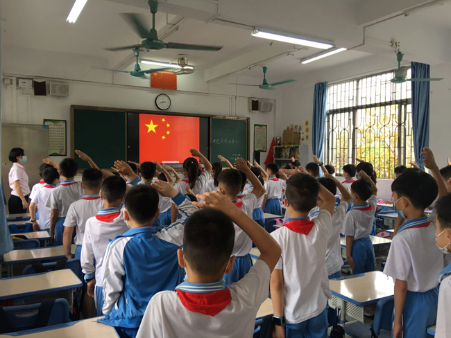同学们在班级进行升旗仪式（2）.JPG